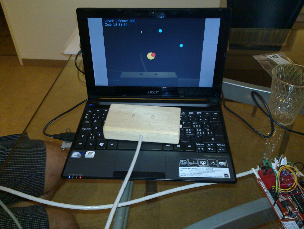 Dinoi's Video Game mit selbstgebautem Holzjoypad
